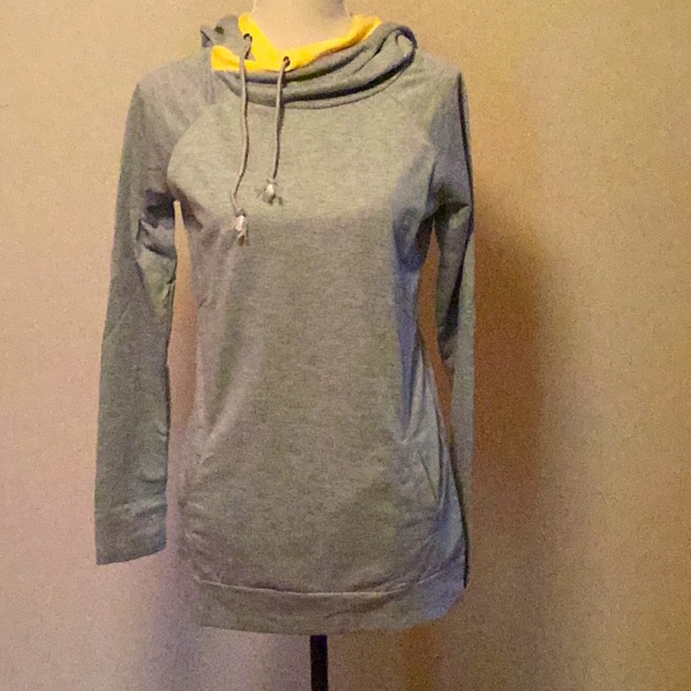 She’s pull over grey top